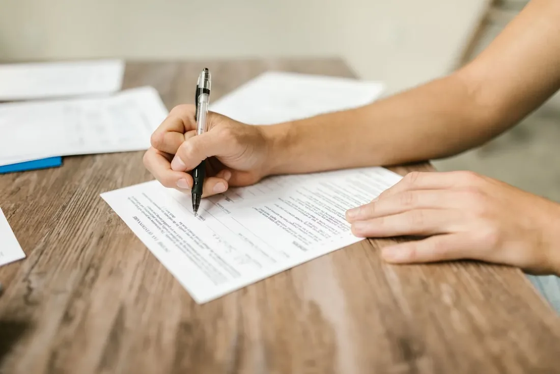Un devis clair se signe plus vite et se discute moins. Voici comment le journal le construit : ce qu’il contient, ce qu’il ne doit pas oublier, comment comparer deux formules, et ce que la structure coûte sur l’année.