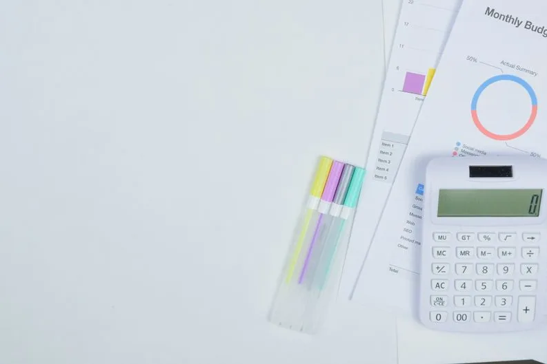Prix, TVA, cotisations, seuils : la finance d’une TPE tient à quelques décisions bien prises, et se paie cher quand elles sont repoussées.